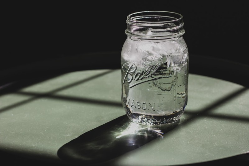 Glas mit Wasser, das dem Körper hilft, Wassereinlagerungen loszuwerden