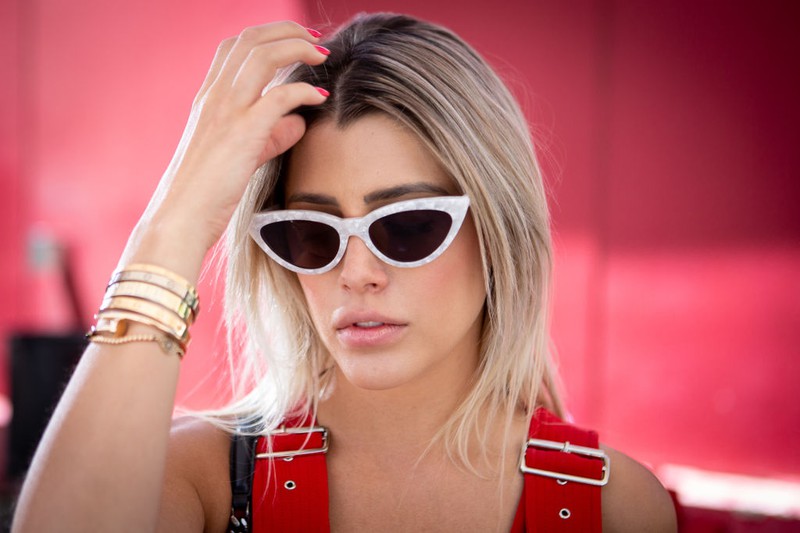 Bloggerin mit Mini Cat Eye Sonnenbrille