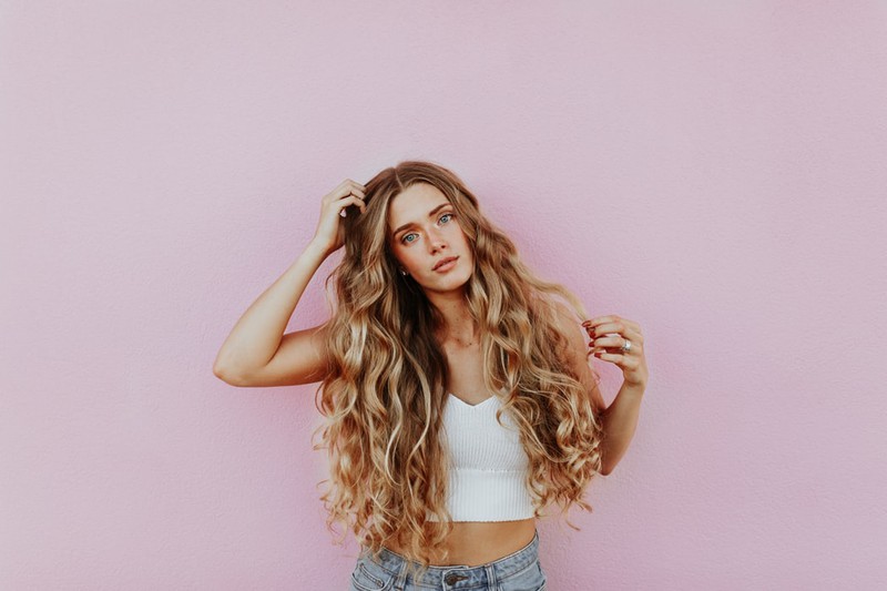 Mädchen mit sehr langen Haaren