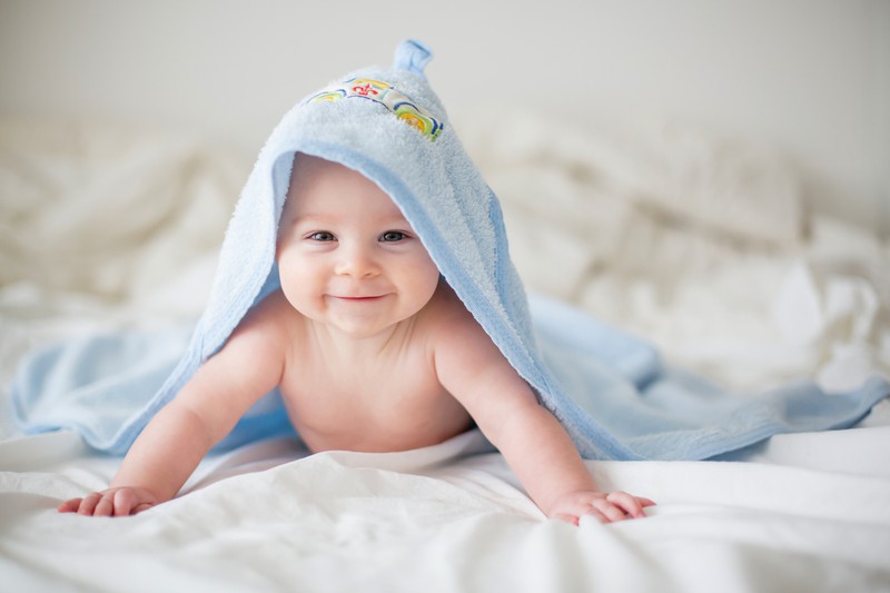 Baby in einer blauen Decke