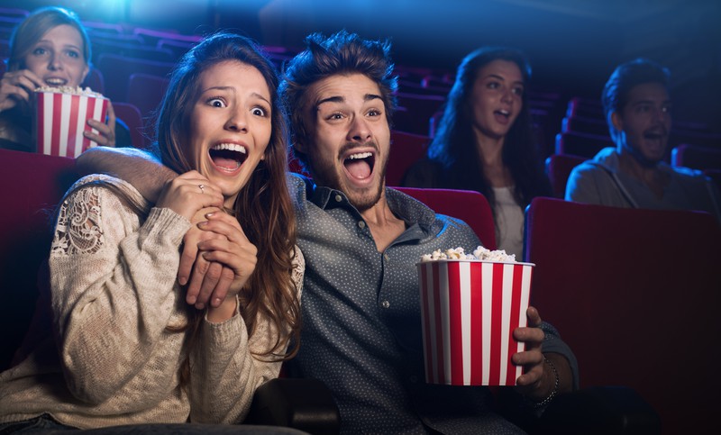 Paar ist im Kino