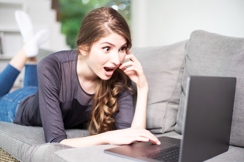 Frau am Laptop