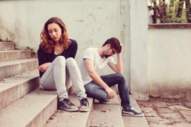 Ihr seid ausgebrannt und müde? Viele Beziehungen erleben solche Burnout-Phasen.