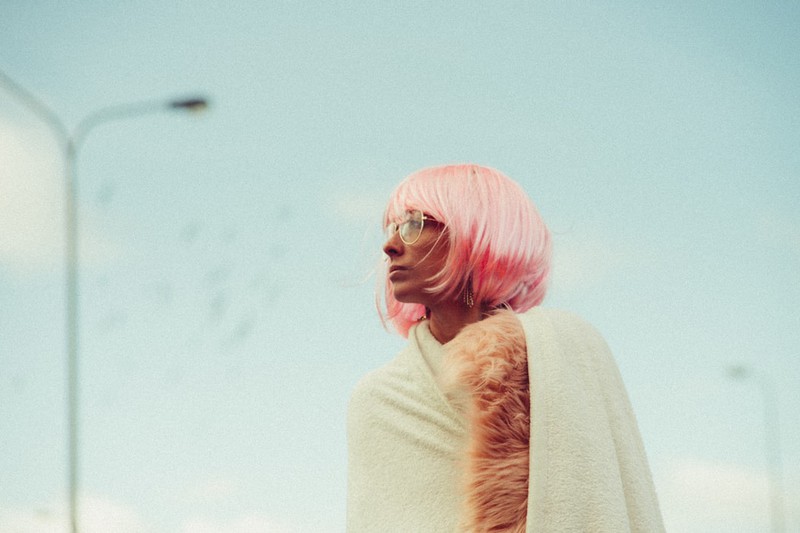 Frau mit pinker Perücke