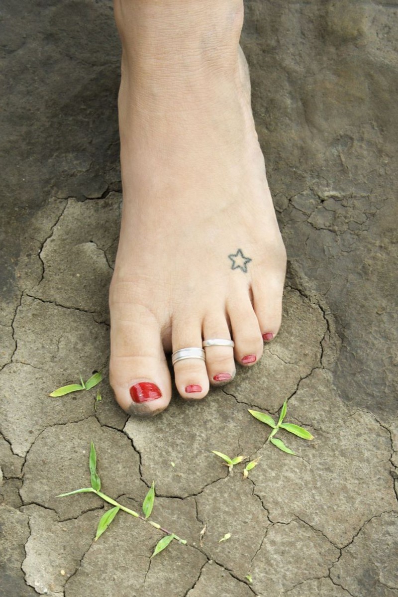 Ein Fuß mit einem kleinen Sternen-Tattoo.