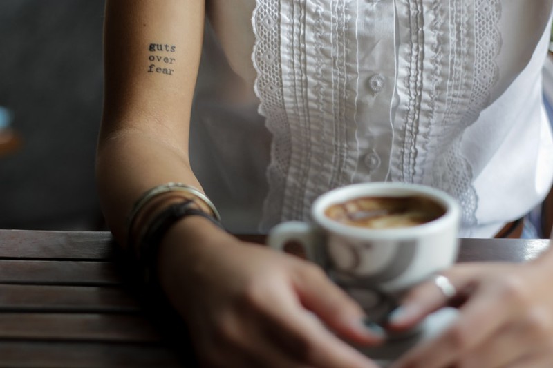 Frau mit Schrift-Tattoo