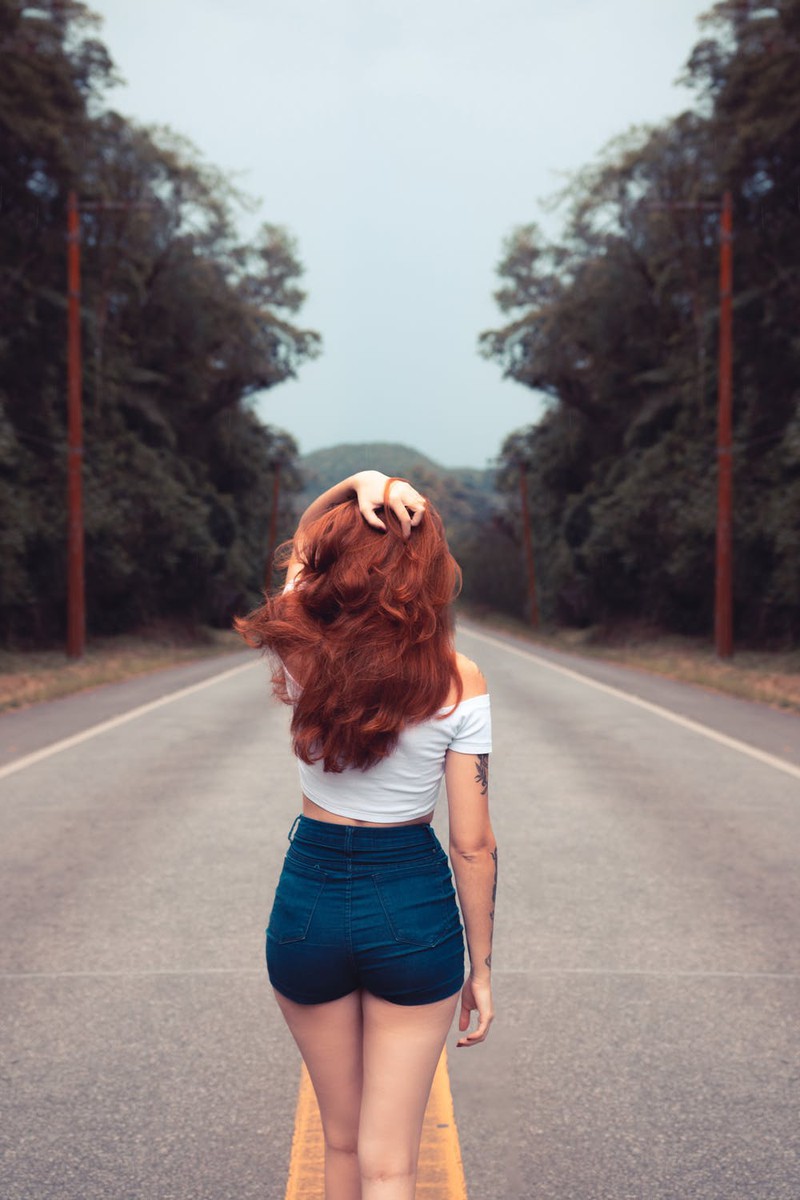Frau mit roten Haaren von hinten