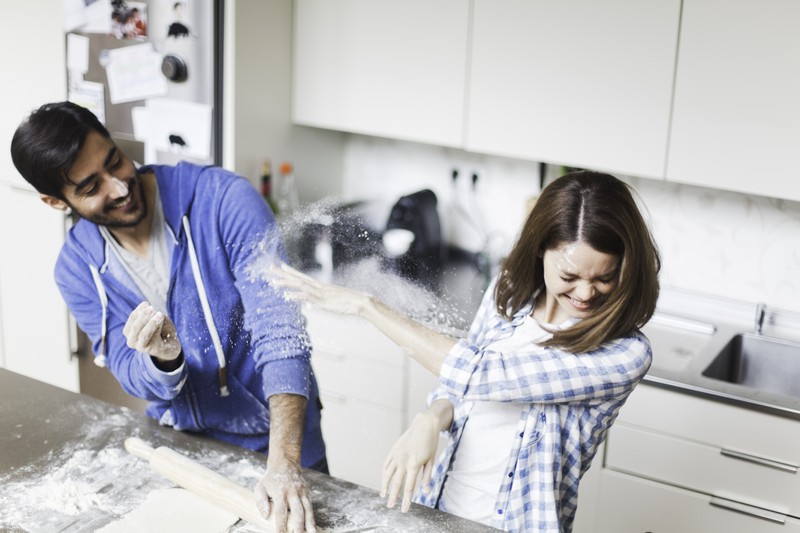 Pärchen neckt sich beim Backen
