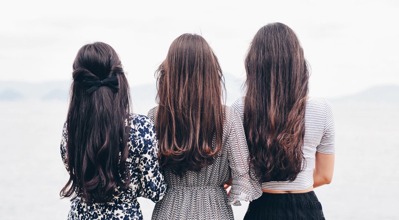 Frauen mit langen Haaren, die man als Klassiker immer tragen kann und die auch zum Trend 2019 gehören