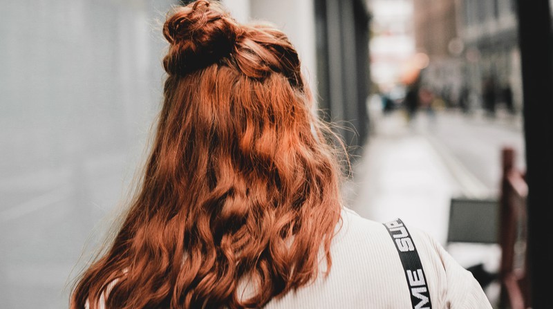 Die Frau trägt den Trend 2019, half up half down