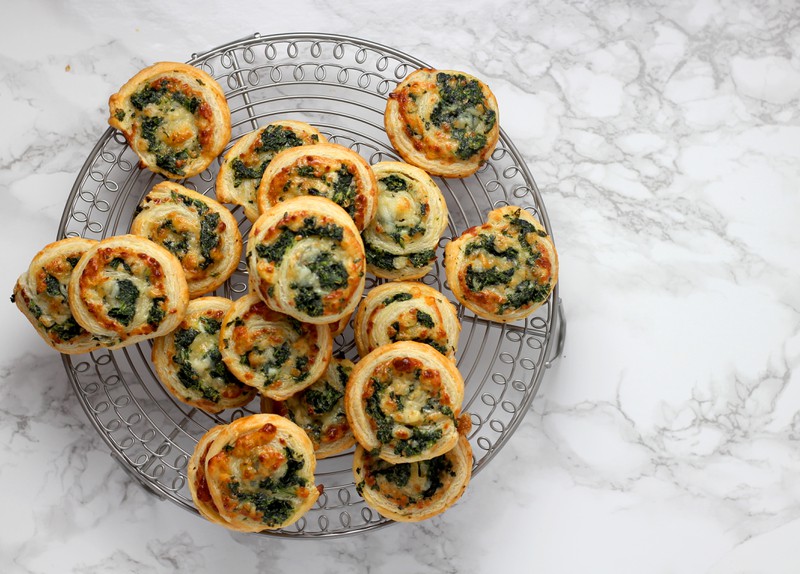 Man sieht Tartes und Blätterteigtaschen