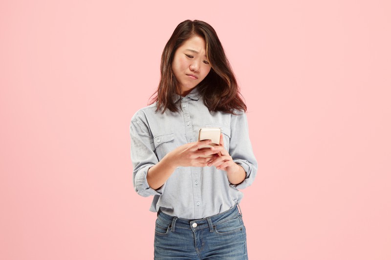 Unzufriedene Frau am Smartphone