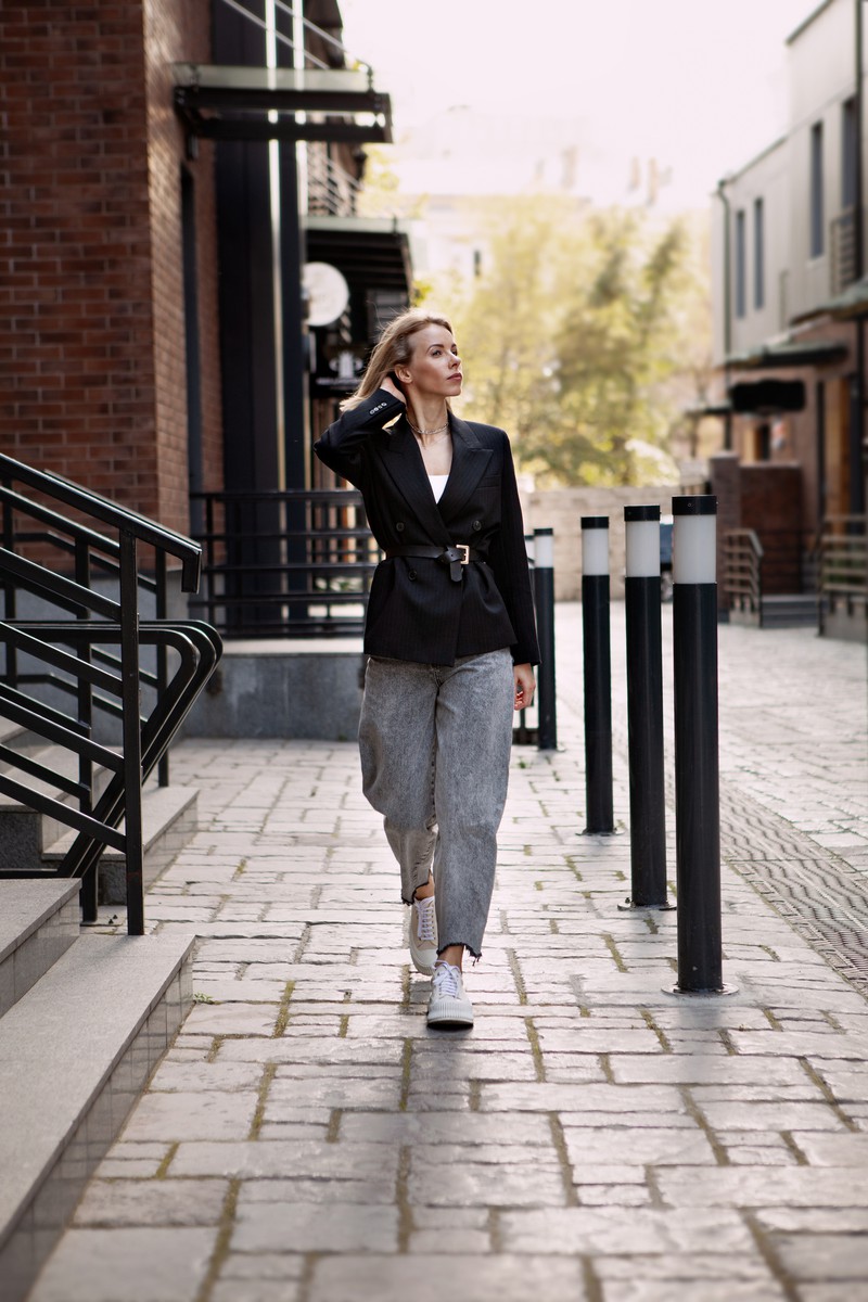 Eine Frau trägt Kleidung im Oversize-Look