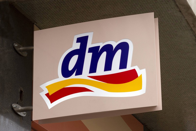 Das Bild zeigt das Schild einer dm-Filiale.