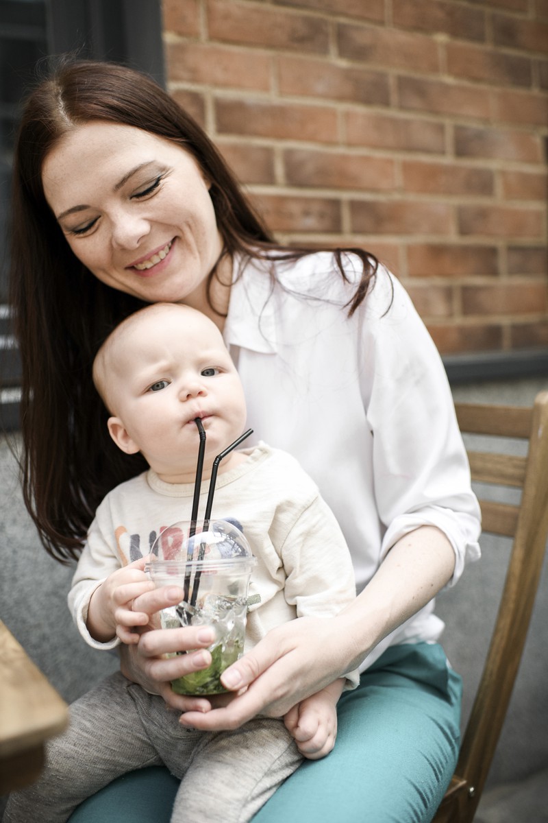 Eine Mutter hält ihr Baby auf dem Schoß und möchte ihm einen britischen Namen geben.