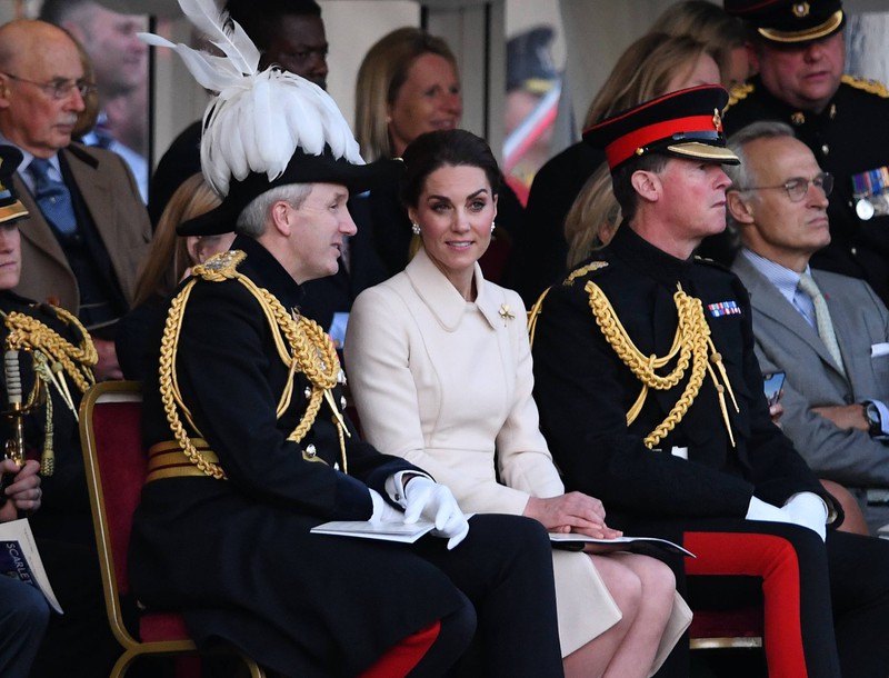 Herzogin Kate sitzt elegant in perfekter Foto-Haltung