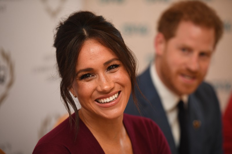 Herzogin Meghan, die für ein Foto leicht den Kopf neigt