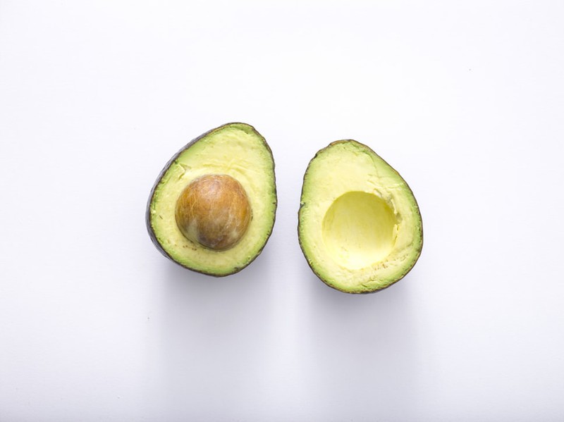 Aufgeschnittene Avocado, die gegen fettiges Haar helfen kann