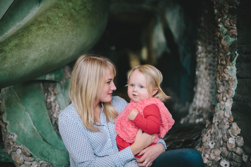 Mutter mit ihrem Baby, dessen Name schöne Initialen hat