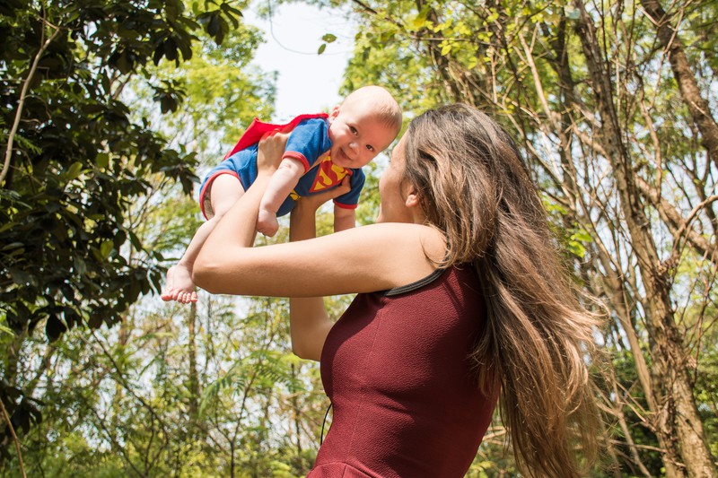 Mutter mit Baby, das einen wohlklingenden Namen hat