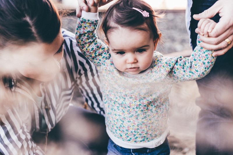 Ein Baby, das einen schönen Spitznamen hat und seine Eltern