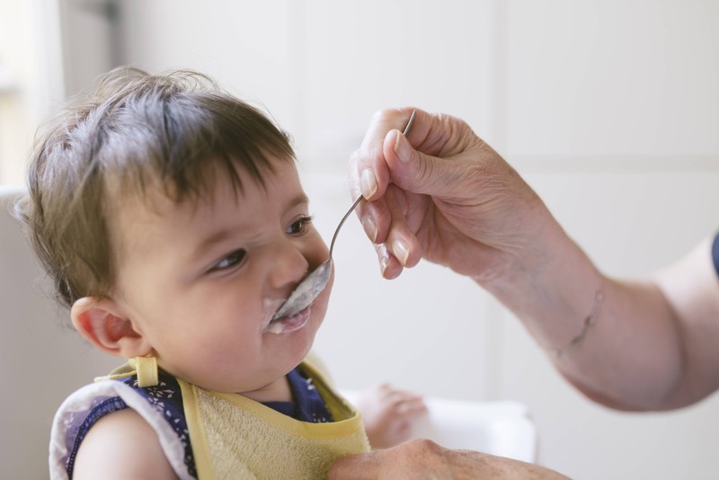 In dem Babybrei sind alle Nährstoffe, die das Baby in den ersten Lebensmonaten nach dem Stillen braucht
