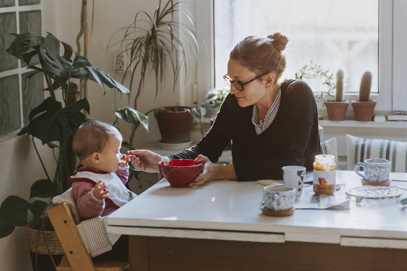 Für einen selbst gemachten Babybrei braucht ab dem 5. Monat Gemüse, Kartoffel und Fleisch: Eine Mutter füttert damit ihr Kind
