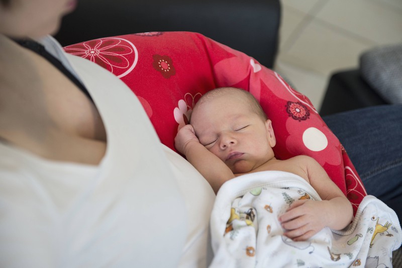 Ein Baby schläft: Die Eltern sollten sich nicht von der Überforderung klein kriegen lassen