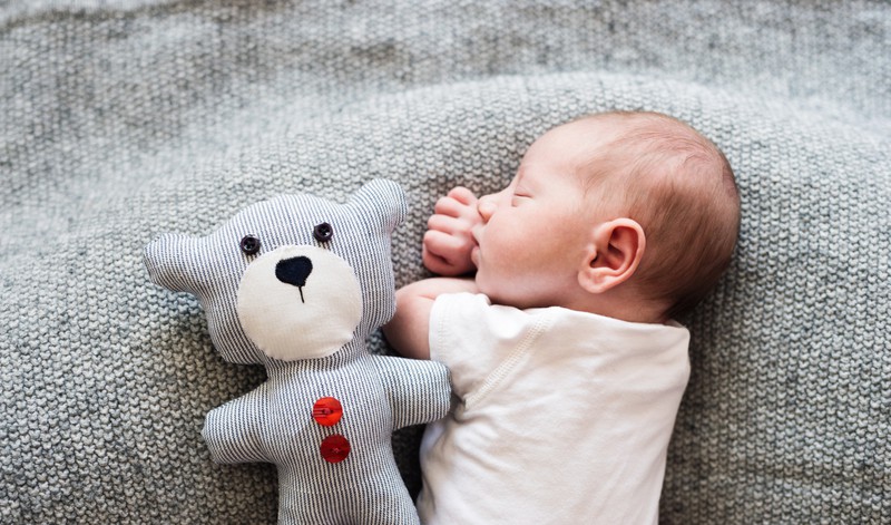Ein Baby will dann gestillt werden, wo es gerade Hunger hat: So entspannt du beim Stillen