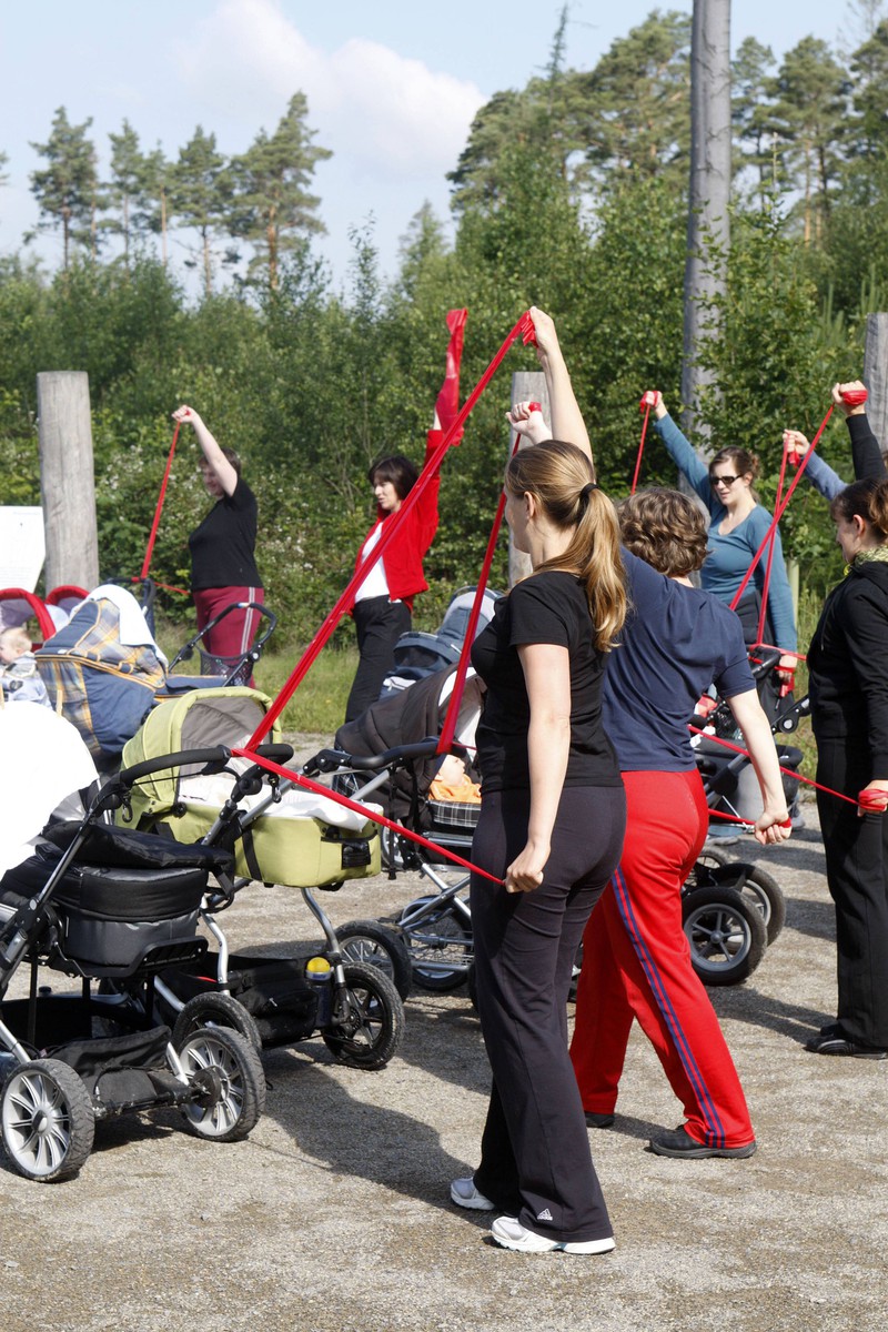 Ein Rückbildungskurs mit Kindern am Kinderwagen hilft Müttern in den ersten Monaten nach der Geburt