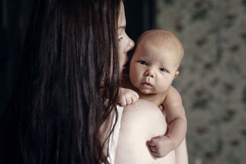 Eine Mutter überlegt: ist ihr Baby überfordert?