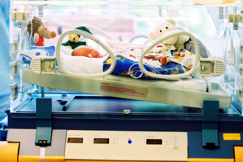 Die Gefahr der Frühgeburt: Ein Baby liegt im Brutkasten. In Deutschland werden rund neun Prozent aller Babys wenige Wochen vor Ablauf von Schwangerschaftswoche 36 geboren.