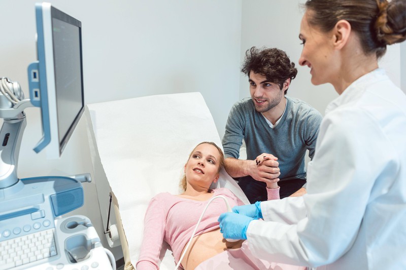Vorsorgeuntersuchungen: Eine Frau wird mit einem Ultraschallgerät untersucht und so kann sie vor einer Frühgeburt gerettet werden