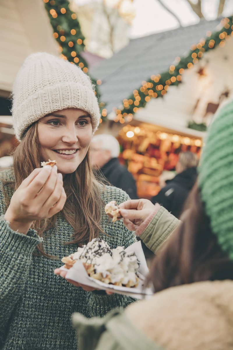 Auf dem Weihnachtsmarkt sollte man auf fette Sachen wie Schokoladensauce und Sahne verzichten, wenn man auf die Linie achten will.