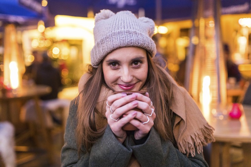 Den kalorienreichen Glühwein kann man auf dem Weihnachtsmarkt durch einen weniger kalorischen Punsch ersetzen.