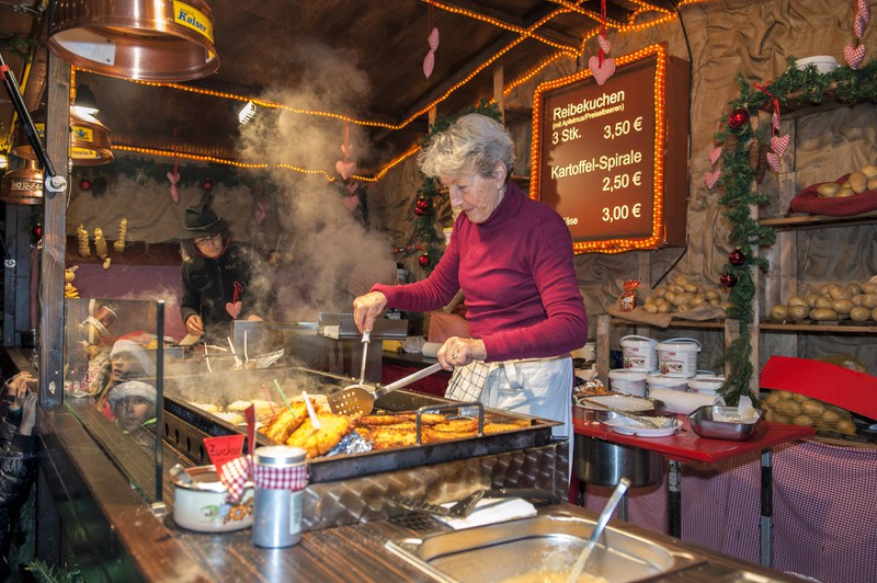 Reibekuchen besteht zwar aus Kartoffeln, doch gesund ist er nicht - lieber sollte man zu einer Backkartoffel greifen.