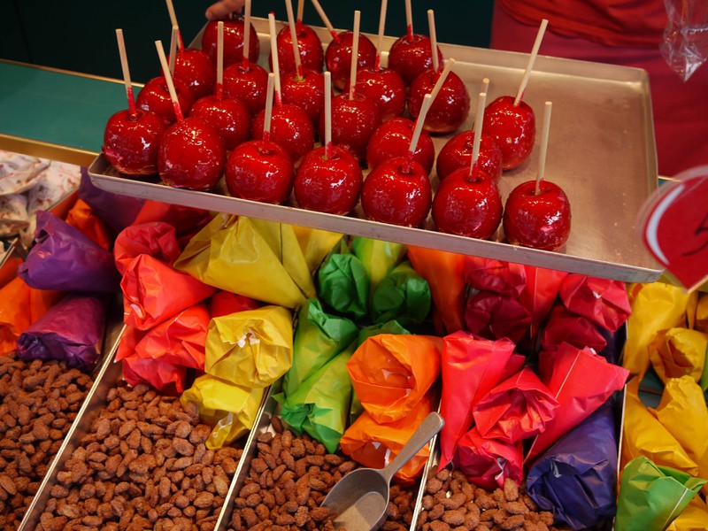 Gebrannte Mandeln auf dem Weihnachtsmarkt sind zwar eine Köstlichkeit, aber haben viele Kalorien.