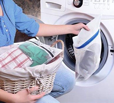 Beim Waschen von BHs mit der Waschmaschine sollte man ein Wäschenetz oder einen Wäschesack verwenden