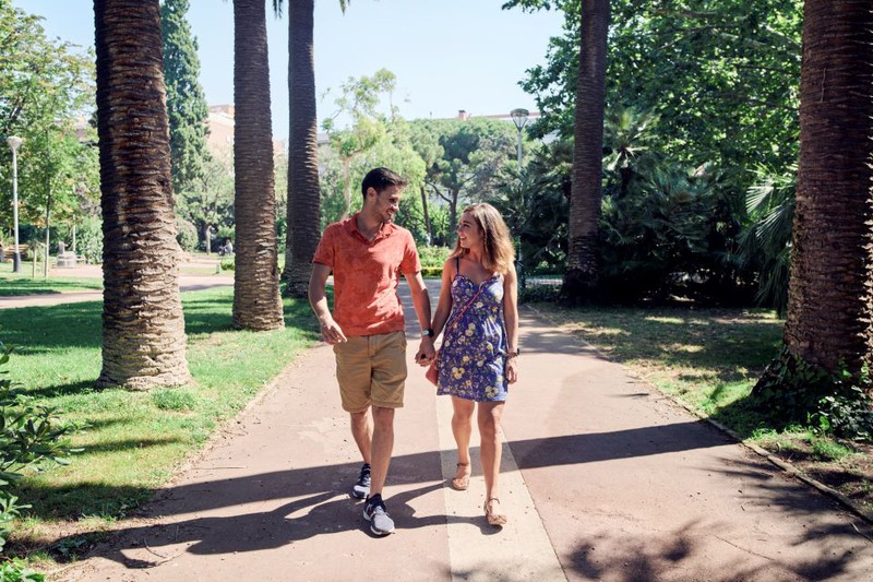 Ein Pärchen, dass auf einem Date zu sein scheint.