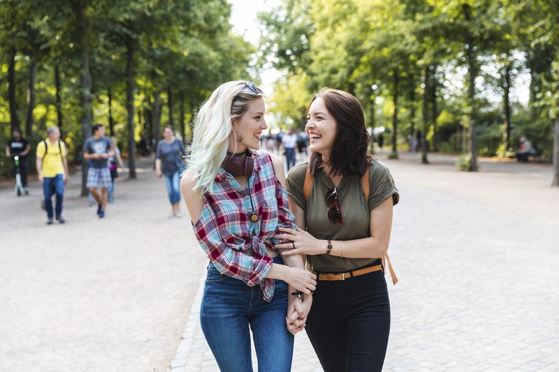 Auch Freunde können Händchen halten