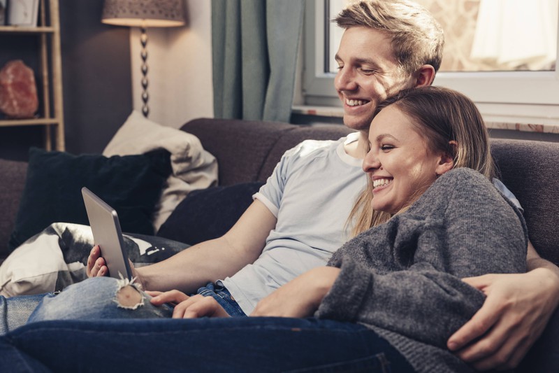 Paare, die ein Jahr zusammen sind, liegen lieber auf der Couch als feiern zu gehen