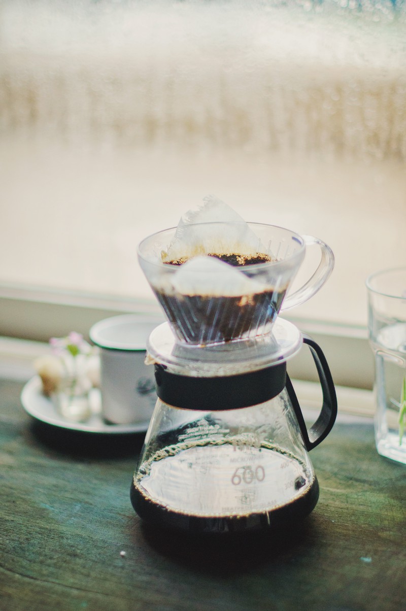 Man sieht einen Filterkaffee der mithilfe von Eierschalen milder gemacht wurde