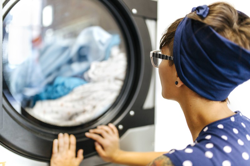 Der Life Hack der jedem beim Wäsche waschen helfen kann - Aspirin in der Waschmaschine