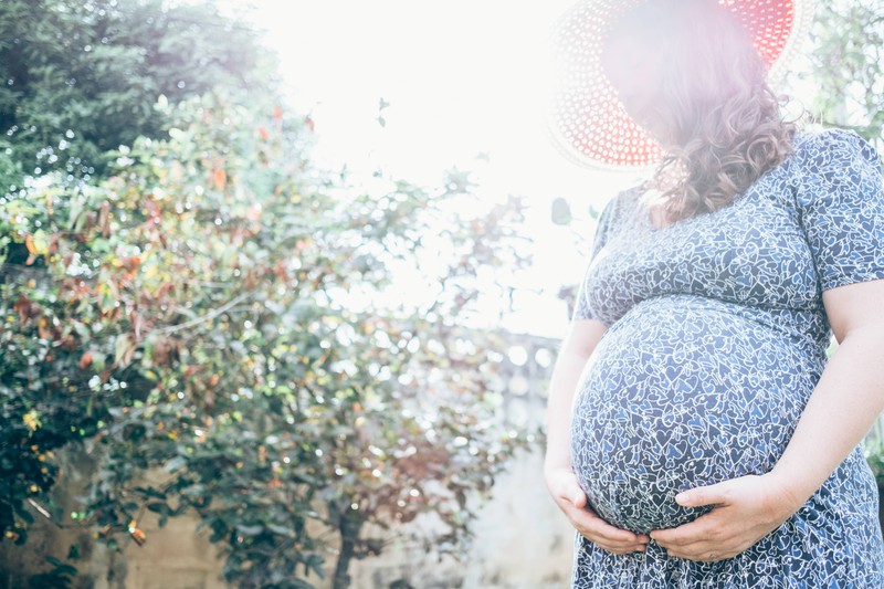 Eine schwangere Frau hat Blasentzüdung und fragt sich, was sie dagegen tun kann