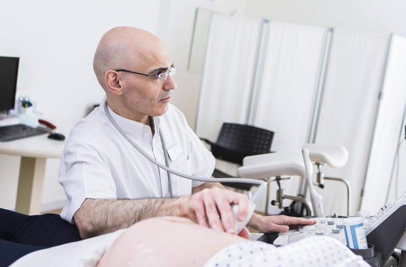 Durch eine Urinprobe untersuchen Frauenärzte in der Schwangerschaft, ob die Patientin eine Blasenentzüdung hat und behandelt sie dann mit Antibiotika.