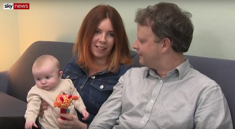 Taub Geborenes Baby Georgina und ihre Eltern