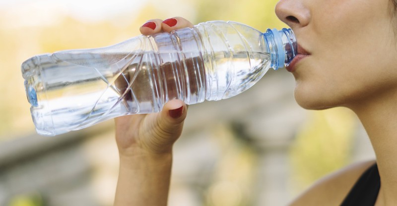 Wasser ist wichtig für unseren Körper und hilft besonders gegen trockene und spröde Lippen.