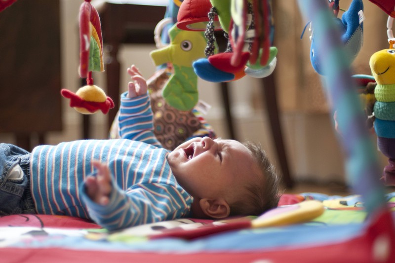 Ein Baby schreit und wird nicht hochgehoben: Damit zerstören die Eltern das Urvertrauen