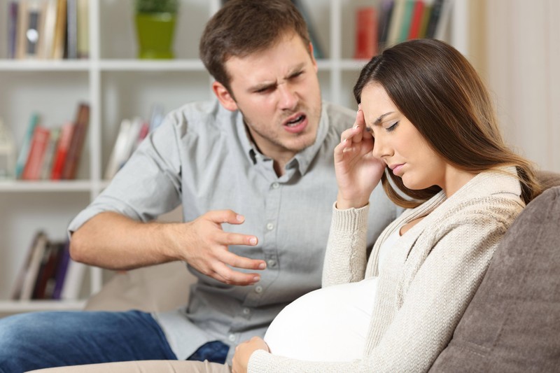 Eine Frau wird von ihrem Partner schlecht behandelt: Betroffene haben einen Hang zu ungesunden Beziehungen