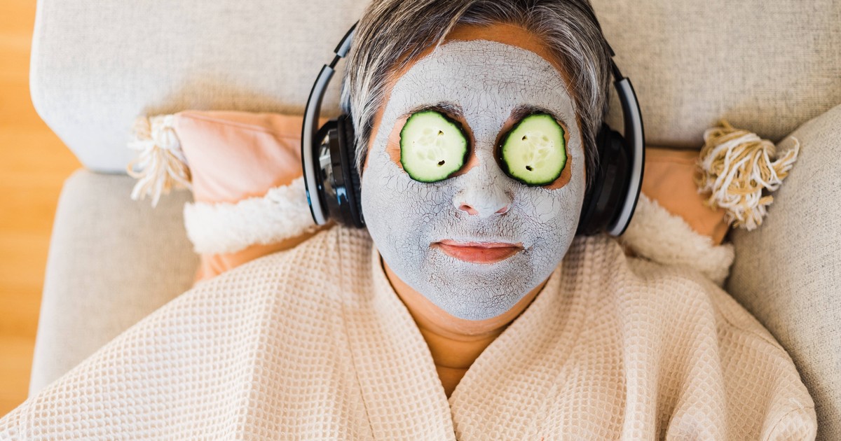 10 Dinge, die Frauen heimlich auf der Couch machen